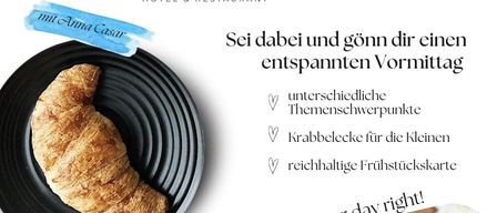 Ein Werbeflyer für 'Eternacafe im Neufeldersee' zeigt ein Croissant auf einem Teller mit einer Familie, die Kaffee genießt. Es betont einen entspannten Morgen mit verschiedenen Themen, Snacks für Kinder und ein reichhaltiges Frühstücksmenü. Die Anmeldung ist erwünscht und kostenlos. Weitere Informationen finden Sie unter unserewunder.at.