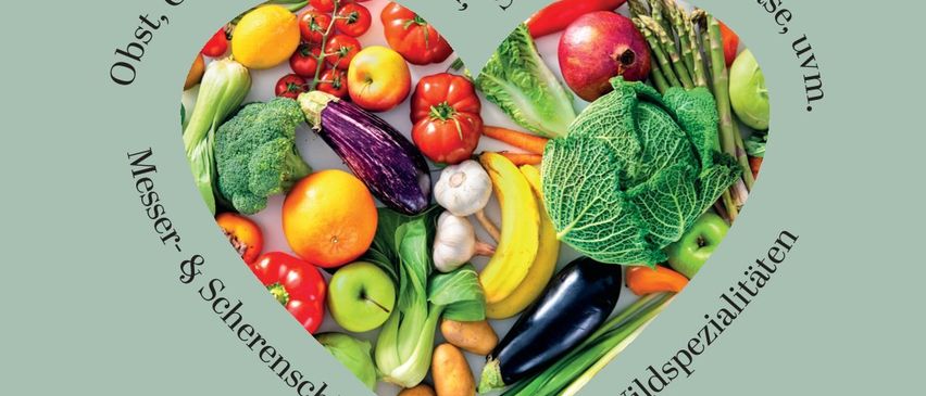 Ein Plakat mit einer Herzform gefüllt mit verschiedenen Obst- und Gemüsesorten wie Tomaten, Brokkoli und Äpfeln. Es bewirbt Bio- und regionale Produkte. Der Text lautet 'Hauptplatz Neufeld'.