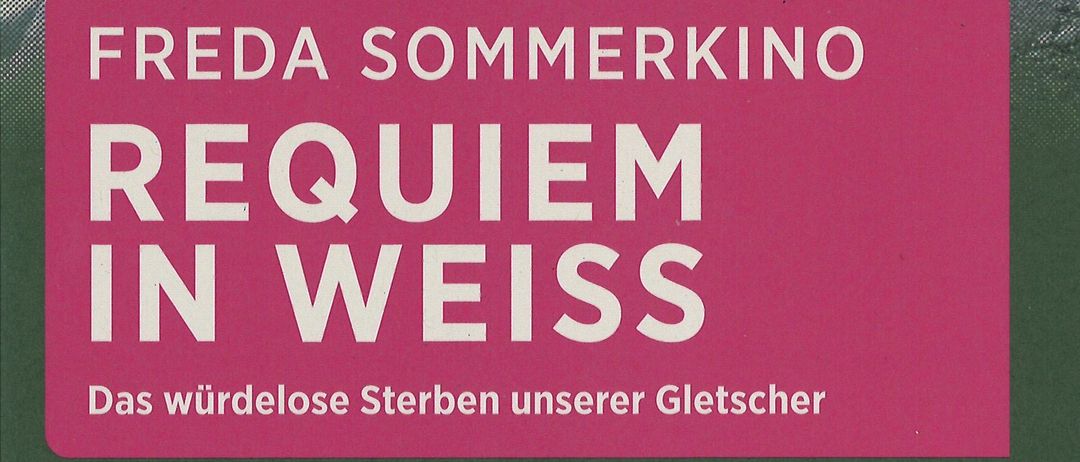 Plakat für Freda Sommerkinos 'Requiem in Weiss' Veranstaltung am 10. Juli 2026. Zeigt einen Gletscher mit Baumaschinen und vermittelt eine Botschaft über das Sterben der Gletscher.