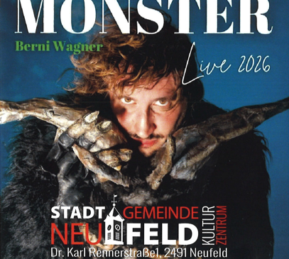 Ein Werbeplakat für eine Live-Aufführung von Berni Wagner im Jahr 2016. Der Mann ist in einem Pelzmantel gekleidet und hält eine große Knochenattrappe in der Hand, mit einem ernsten Gesichtsausdruck. Das Plakat enthält den Ort und das Datum der Veranstaltung.