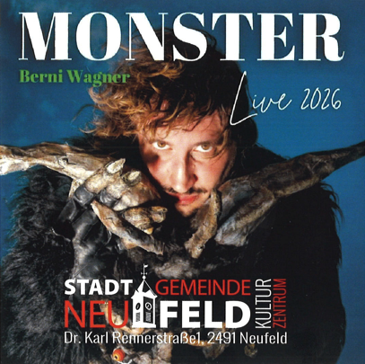 Ein Werbeplakat für eine Live-Aufführung von Berni Wagner im Jahr 2016. Der Mann ist in einem Pelzmantel gekleidet und hält eine große Knochenattrappe in der Hand, mit einem ernsten Gesichtsausdruck. Das Plakat enthält den Ort und das Datum der Veranstaltung.