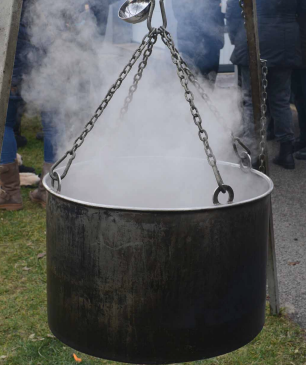 Bild enthält, Adult, Male, Man, Person, Cooking, Pot, Food, Boiling, Cooking Pot, Bbq