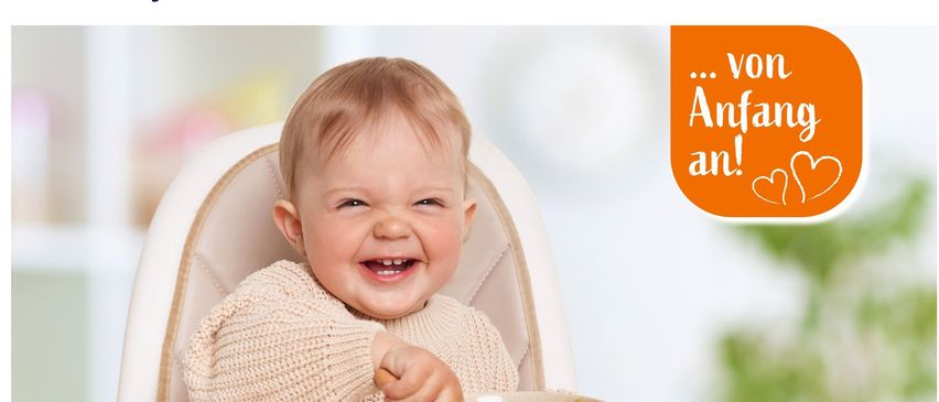 Bild enthält, Advertisement, Poster, Baby, Person, Head, Apple, Fruit, Produce, Face, QR Code