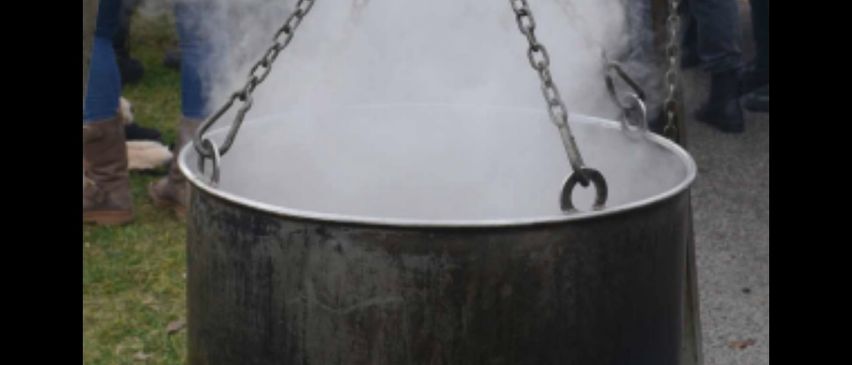 Bild enthält, Adult, Male, Man, Person, Cooking, Coat, Bbq, Hat, Shoe, Boiling