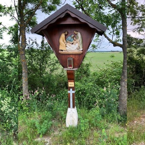Bild enthält, Plant, Vegetation, Person, Land, Nature, Outdoors, Woodland, Graveyard, Housing, Mailbox
