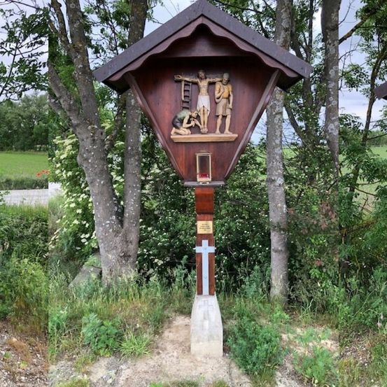 Bild enthält, Plant, Vegetation, Person, Building, Housing, Monastery, Graveyard, Outdoors, Resort, House