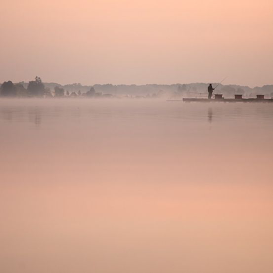 Bild enthält, Nature, Outdoors, Weather, Scenery, Fog, Lake, Water, Mist, Landscape, Person