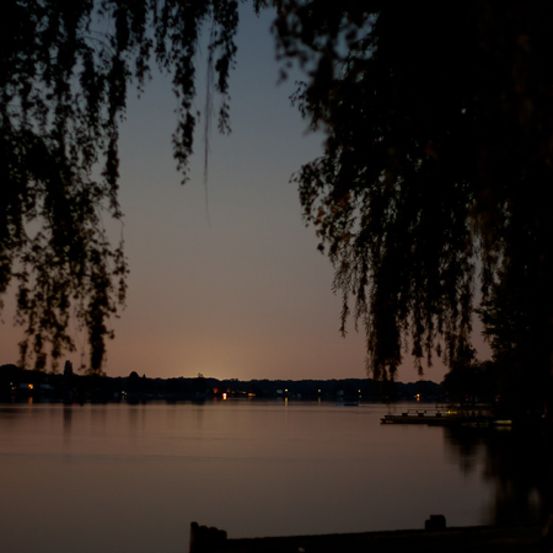 Bild enthält, Tree, Silhouette, Nature, Outdoors, Scenery, Water, Waterfront, Sky, Lake, Sunset