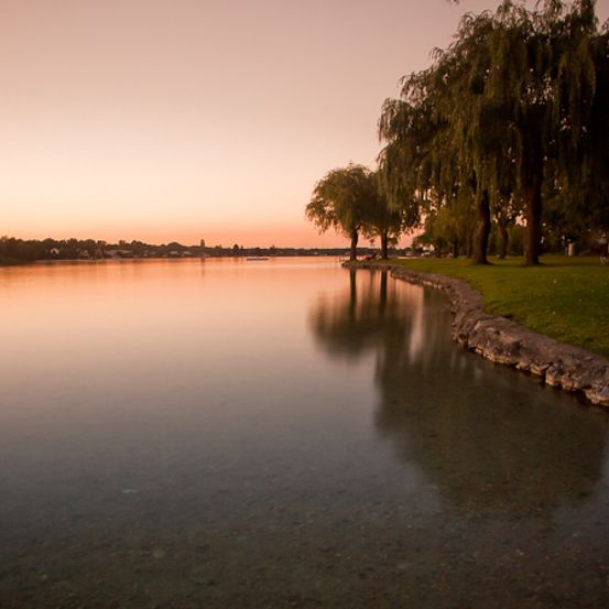 Bild enthält, Tree, Nature, Outdoors, Scenery, Lake, Water, Summer, Pond, Landscape, Grass