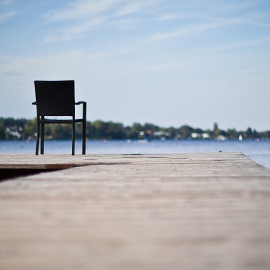 Bild enthält, Water, Waterfront, Port, Pier, Chair, Furniture, Nature, Outdoors, Scenery, Boardwalk
