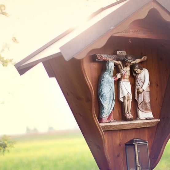 Bild enthält, Cross, Symbol, Shelter, Person, Adult, Bride, Female, Woman, Wood, Altar