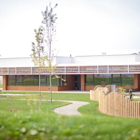 Bild enthält, Grass, Plant, Architecture, Building, Lawn, Nature, Outdoors, Yard, Backyard