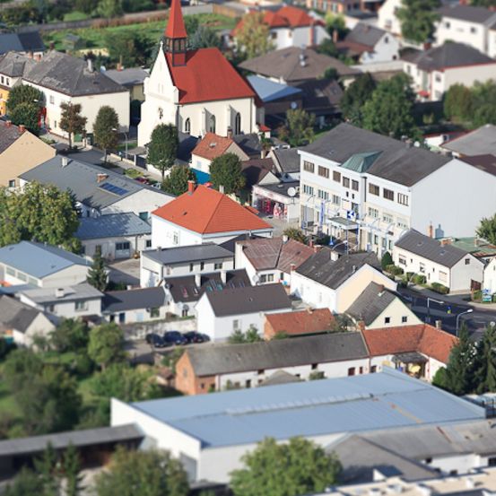 Bild enthält, Neighborhood, Suburb, Outdoors, Architecture, Building, Housing, House, Car, Transportation, Vehicle