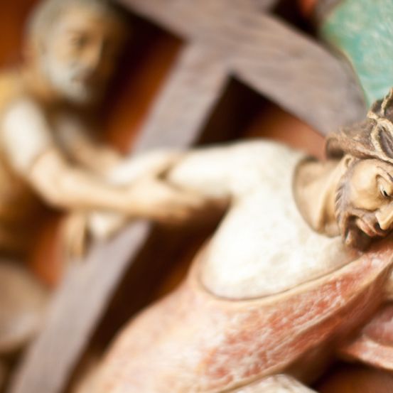 Bild enthält, Cross, Symbol, Person, Art, Face, Head, Wood, Figurine