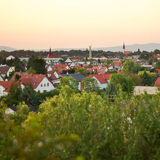 Bild enthält, Neighborhood, Outdoors, Nature, Countryside, Housing, House, Roof, Rural, Suburb, Village