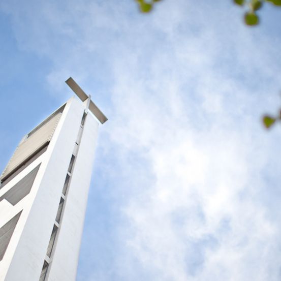 Bild enthält, Cross, Symbol, Azure Sky, Nature, Outdoors, Sky, Architecture, Building, Tower, City