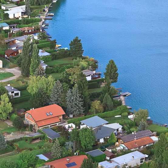 Bild enthält, Building, Outdoors, Nature, Scenery, Water, Waterfront, Sea, Lake, Aerial View, Suburb