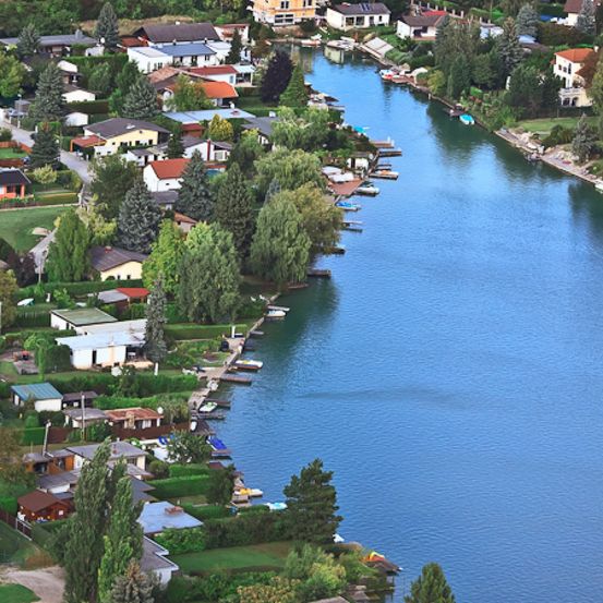 Bild enthält, Outdoors, Nature, Lake, Water, Architecture, Building, Scenery, Aerial View, Waterfront