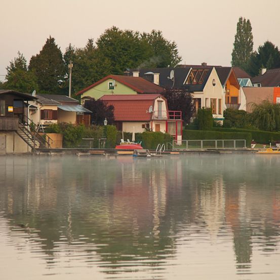 Bild enthält, Outdoors, Shelter, Nature, Scenery, Neighborhood, Fir, Tree, Hut, Water, Waterfront