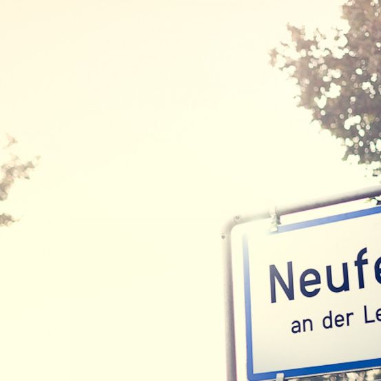 Bild enthält, Sign, Symbol, Bus Stop, Outdoors, Road Sign, Text