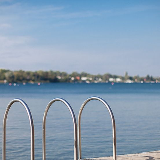 Bild enthält, Handrail, Railing, Nature, Outdoors, Scenery, Water, Waterfront, Pier