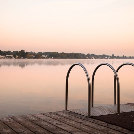 Bild enthält, Water, Waterfront, Nature, Outdoors, Scenery, Port, Pier, Boardwalk, Bridge, Lakefront