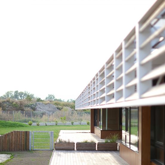 Bild enthält, Interior Design, Building, Wood, Grass, Plywood, Housing, Porch, City, Patio, Fire Hydrant
