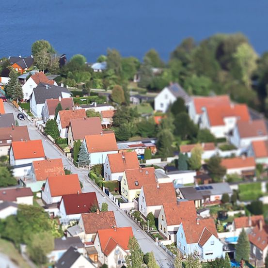 Bild enthält, Suburb, Neighborhood, Architecture, Building, Outdoors, Housing, House