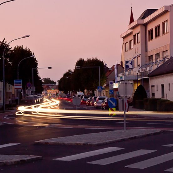 Bild enthält, Road, Tarmac, Intersection, Neighborhood, Zebra Crossing, City, Street, Urban, Metropolis, Car