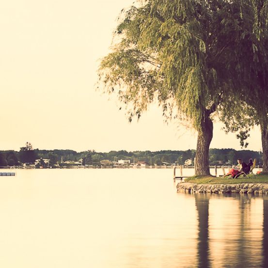 Bild enthält, Tree, Nature, Outdoors, Scenery, Summer, Lake, Water, Waterfront, Landscape, Person