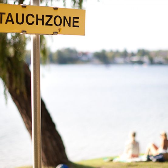 Bild enthält, Nature, Outdoors, Scenery, Summer, Sign, Symbol, Person, Tree, Lake, Water