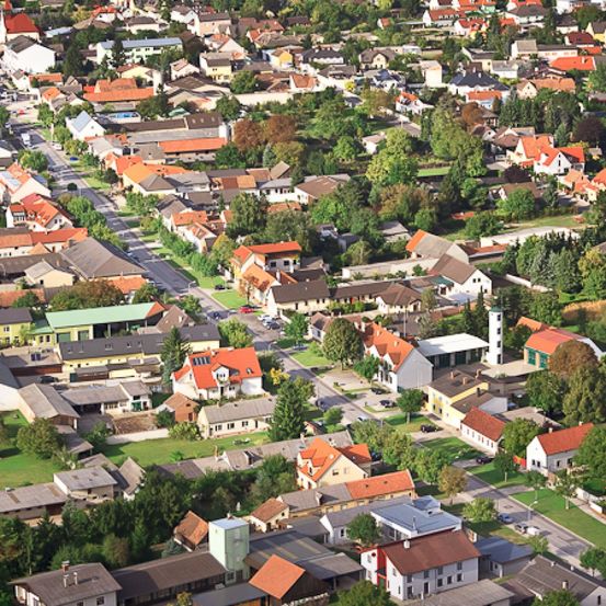 Bild enthält, Neighborhood, Architecture, Building, Outdoors, Suburb, Cityscape, Nature, Countryside, Village, Housing