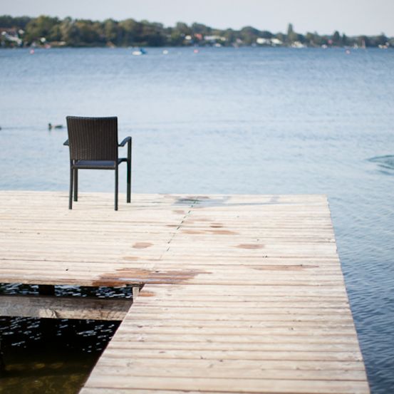 Bild enthält, Water, Waterfront, Port, Pier, Chair, Boardwalk, Nature, Outdoors, Scenery, Person