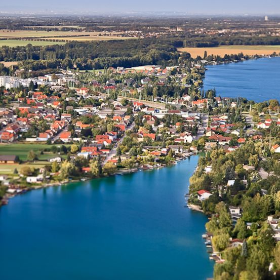 Bild enthält, Outdoors, Lake, Nature, Water, Aerial View, Building, Cityscape, Urban, Windmill, Waterfront