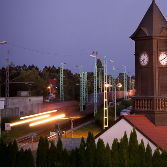 Bild enthält, Architecture, Building, Clock Tower, Tower, Spire, Housing