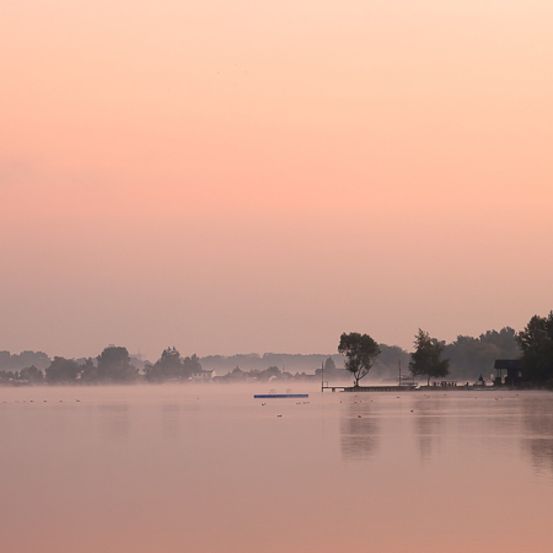 Bild enthält, Nature, Outdoors, Land, Lake, Water, Scenery, Landscape, Tree, Sea, Sky
