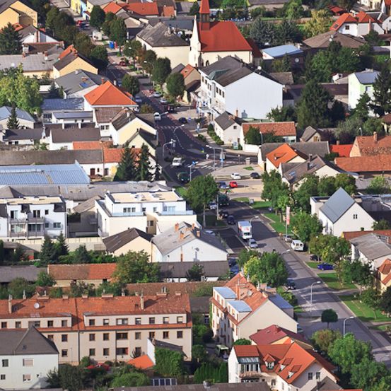 Bild enthält, Neighborhood, Suburb, Architecture, Building, Cityscape, Urban, Outdoors, Housing, Car, House