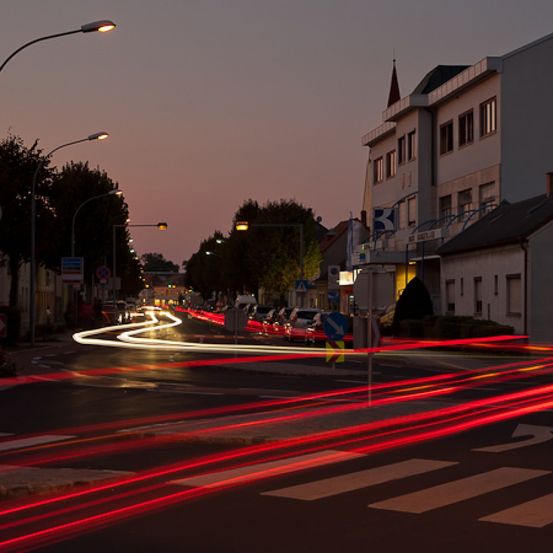 Bild enthält, Road, Tarmac, Intersection, City, Metropolis, Urban, Neighborhood, Street, Freeway, Building