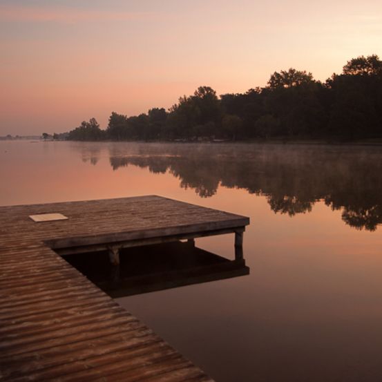 Bild enthält, Water, Waterfront, Port, Pier, Nature, Outdoors, Scenery, Lake, Boardwalk, Building
