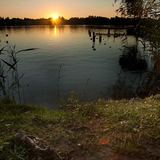 Bild enthält, Nature, Outdoors, Sky, Pond, Water, Land, Sunset, Sunlight, Lake, Scenery