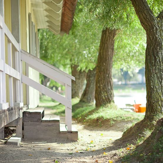 Bild enthält, Tree, Tree Trunk, Handrail, Porch, Grass, Garden, Nature, Outdoors, City, Path