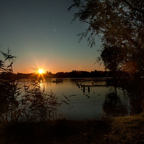 Bild enthält, Flare, Light, Nature, Outdoors, Sky, Sunset, Sunlight, Land, Pond, Sunrise