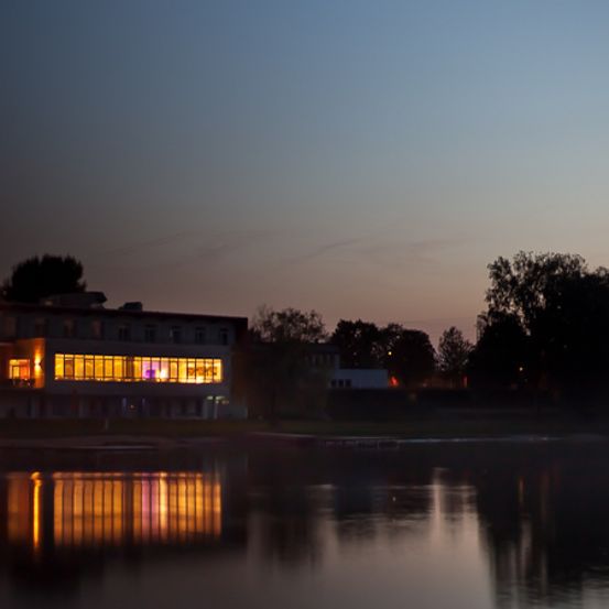 Bild enthält, Building, Nature, Outdoors, Sky, Sunset, Pond, Water, Scenery, Waterfront, Silhouette