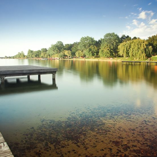 Bild enthält, Water, Waterfront, Nature, Outdoors, Scenery, Pier, Port, Lake, Boardwalk, Lakefront