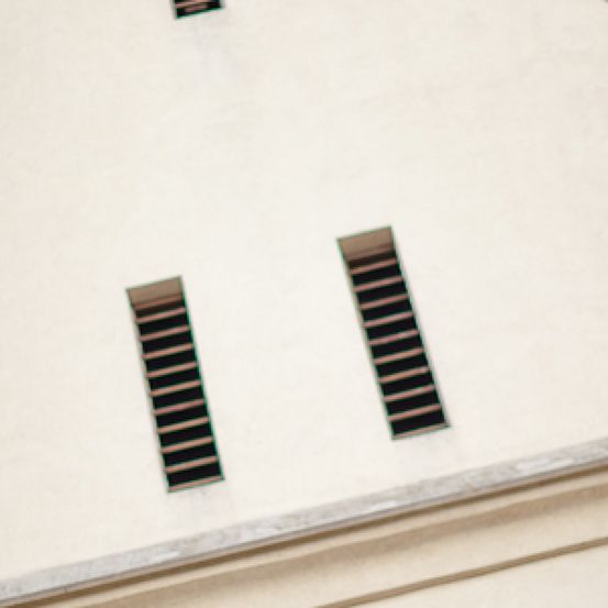 Bild enthält, Curtain, Shutter, Window, Home Decor, City, Architecture, Building, Monastery, Window Shade