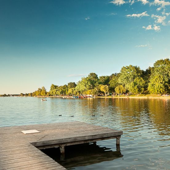 Bild enthält, Nature, Outdoors, Scenery, Water, Waterfront, Lakefront, Port, Person, Lake, Pier