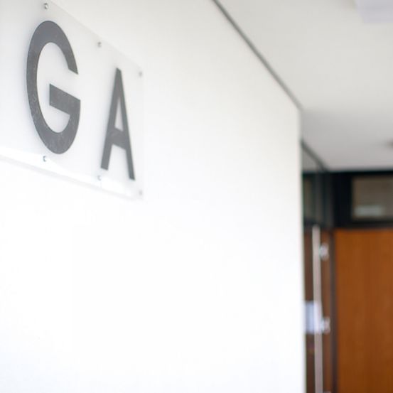 Bild enthält, Indoors, Interior Design, Symbol, Text, Door, Number, Wood