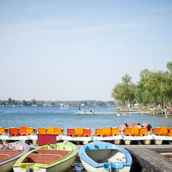 Bild enthält, Water, Waterfront, Port, Pier, Boat, Outdoors, Scenery, Watercraft, Harbor, Person