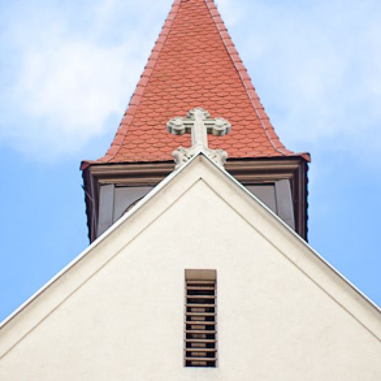 Bild enthält, Building, Spire, Tower, Cross, Symbol, Monastery, Triangle, Bell Tower, Housing, Roof