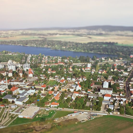 Bild enthält, Neighborhood, Outdoors, Architecture, Building, Cityscape, Urban, City, Aerial View, Nature, Water